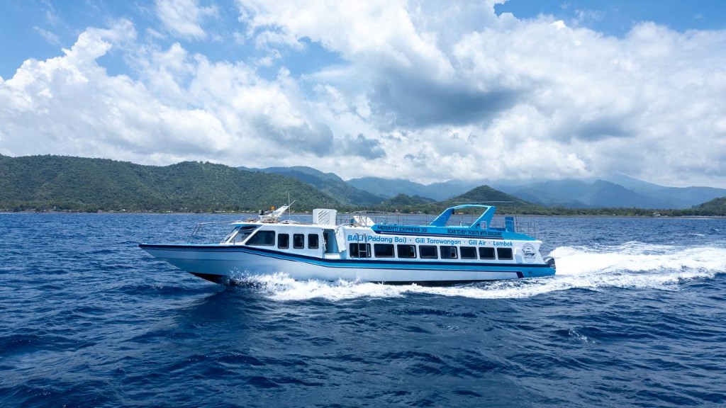 Speed boat cruising